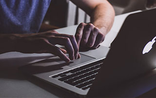 恩情难忘！何小珂赛后单独向老东家泰山球迷谢场